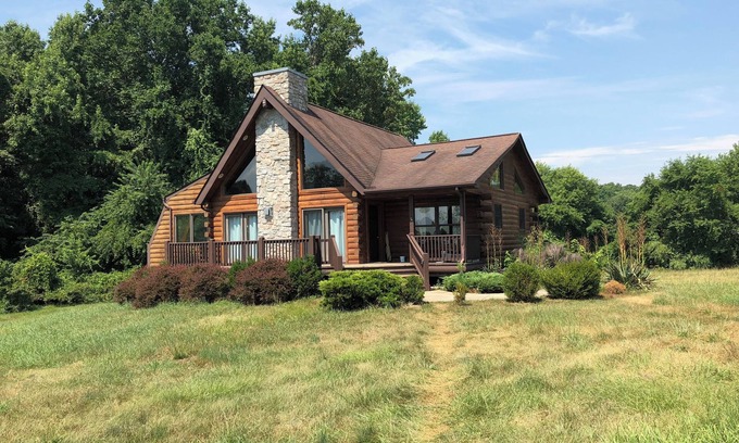 Elkton Cabin | Charming 2-bedroom cabin close to Fair Hill on horse farm