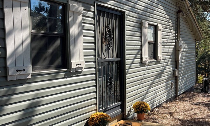 Oxford Cabin | Charming 2-bedroom cabin with WiFi, AC in delightful Oxford