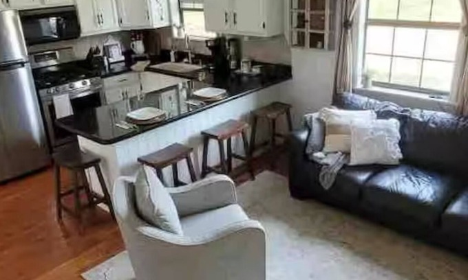 Royal Cabin | Charming 2-bedroom cabin with WiFi, fire pit, AC, pets welcome in quaint Royal