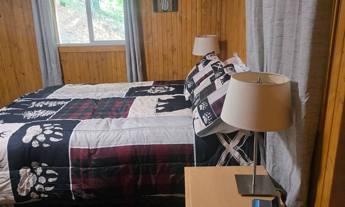 Phoenix Lake-Cedar Ridge Cabin | Charming 2-bedroom cabin in Sonora with WiFi and ACnWith private lake n