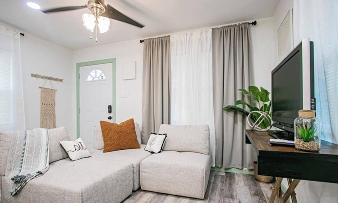 Pharr House | Charming 2-bedroom CASITA with AC and WiFi in Pharr