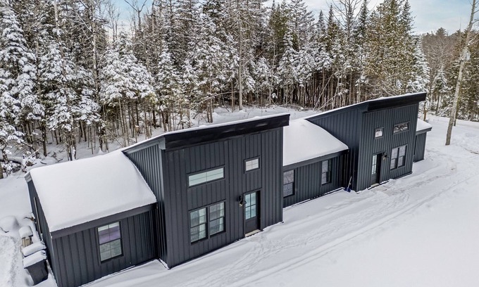 Glenburn Ski Chalet | Charming 2-bedroom chalet with jacuzzi WiFi and AC in Glenburn