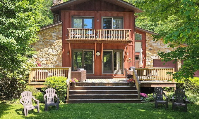 Hostetter Ski Chalet | Charming 2-bedroom chalet style house in the country in delightful Latrobe