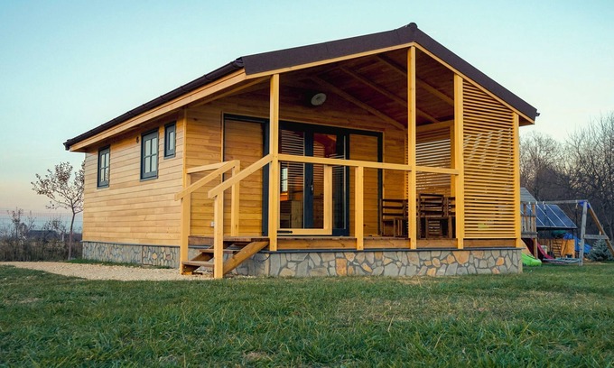 Zarnesti Ski Chalet | Charming 2-bedroom chalet with WiFi, AC in fantastic Râșnov
