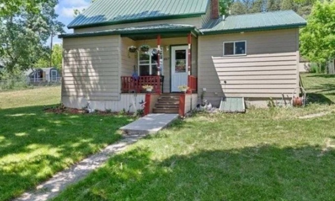 Whitewood House | Charming 2-bedroom cottage 8 miles from Sturgis with WiFi, AC and parking space!
