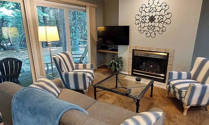 Bellaire Condo | Charming 2-bedroom condo in lovely Bellaire with Pool access