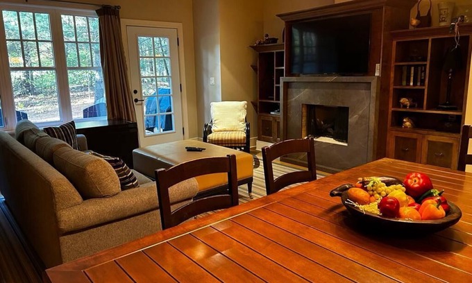Seguin Condo | Charming 2-bedroom condo in Seguin/Lake Joseph at Rocky Crest