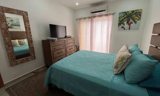 Dixon Cove Condo | Charming 2-bedroom condo with WiFi, AC in enchanting Roatan