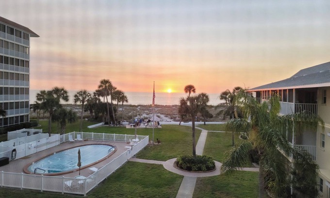 Venice Condo | Charming 2-bedroom condo with WiFi, private beach and pool in awesome Venice.