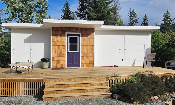 Ashton Creek Cottage | Charming 2-bedroom cottage in Enderby with AC, WiFi and Kitchenette.