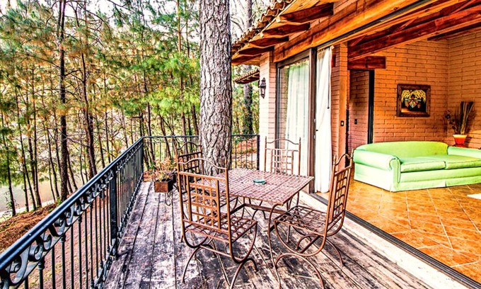Mascota Cabin | Charming 2 Bedroom Cottage on Private Lake