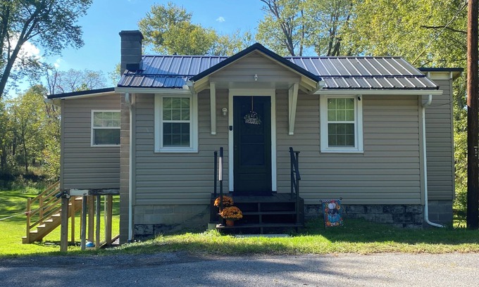 Bedford Cottage | Charming 2-bedroom Cottage by the River
