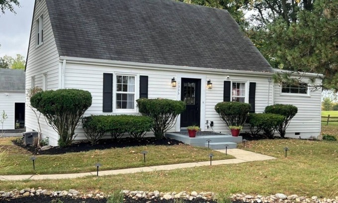 Lebanon House | Charming 2-bedroom cottage just off i71 near Kings Island and Lebanon