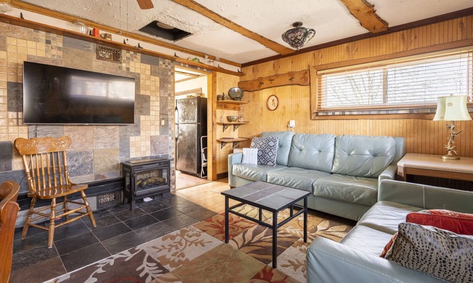 Pomeroy Cabin | Charming 2-bedroom Cottage,rural Southern Ohio. Porch & yard. Pet & kid friendly