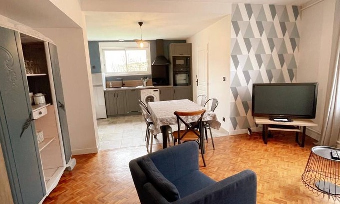 Couffy Cottage | Charming 2-Bedroom Cottage with Garden, BBQ, Near Zoo & Chateaux