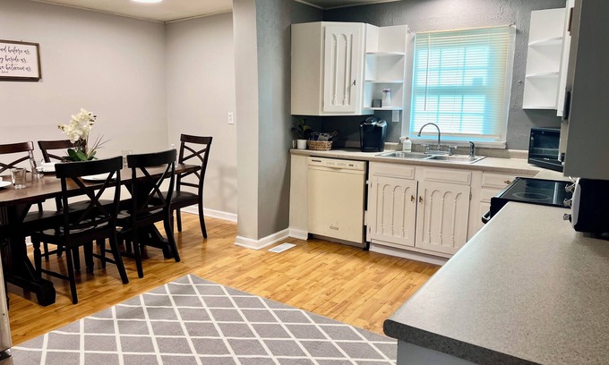 Fulton Cottage | Charming 2-bedroom cottage in fabulous Fulton with AC, WiFi, sleeps 6