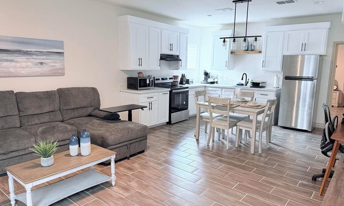 Eastern Division Cottage | Charming 2-bedroom cottage in Laredo with high-speed WiFi, AC