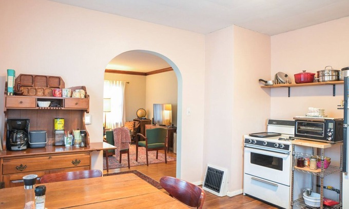 Peoria Cottage | Charming 2-bedroom cottage in delightful Peoria with WiFi, AC