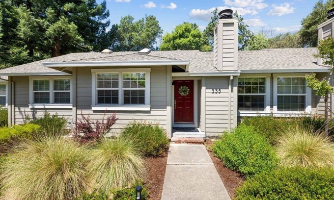 Boyes Hot Springs Cottage | Charming 2-bedroom cottage in gated community with AC, pool, enclosed patio WiFi