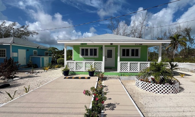Farmer's Hill Cottage | Charming 2-bedroom cottage in Exuma with AC located next to a 3 mile beach