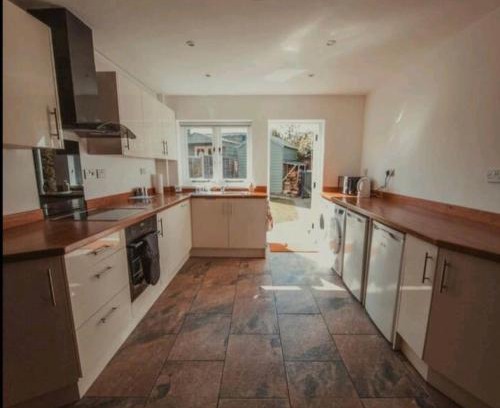 Sudbury House | Charming 2 Bedroom Cottage mid town on quiet road