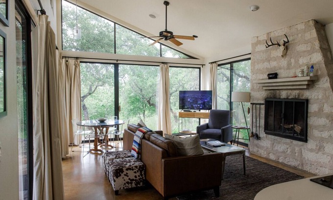 Kyle Hotel | Charming 2-bedroom cottage in the Texas Hill Country