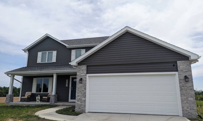 Wyatt House | Charming 2-bedroom country house near South Bend and Potato Creek with WiFi, AC.