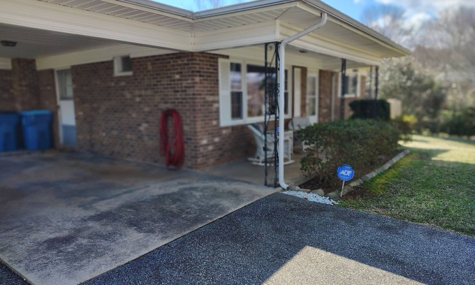 Cajah's Mountain House | Charming 2-bedroom country house with AC, WiFi in Lenoir
