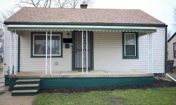 Inkster House | Charming 2-bedroom Cozy home with A/C and free wifi