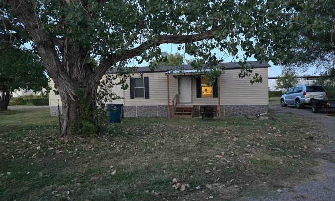 Whitney House | Charming 2-bedroom cozy home close to Lake Whitney