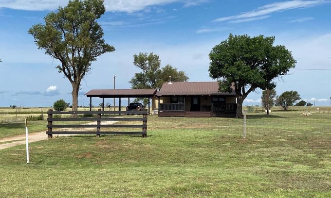 Samnorwood Other | Charming 2-bedroom farmhouse in Shamrock, TX