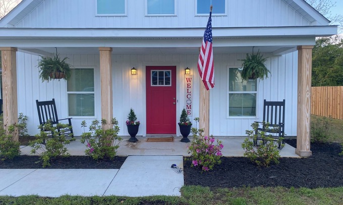 Burgaw House | Charming 2-bedroom Farm house located in the historical down town burgaw