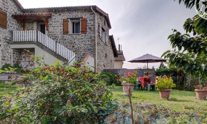 Saint-Heand Cottage | Charming 2-Bedroom Cottage with Private Garden and Terrace, Near Saint-Étienne
