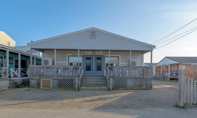 Hampton House | Charming 2-Bedroom Getaway A/C, WIFI, Covered porch just 3 Minutes to the Beach!