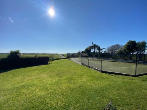 Pukehina House | Charming 2-Bedroom Guest House with Tennis Court and Beach Nearby