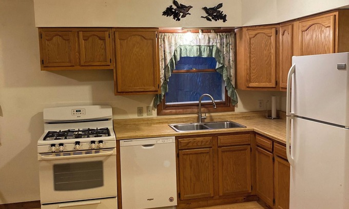 Lake Geneva House | Charming 2-bedroom house with AC, WiFi , 5 minutes from lake Geneva WI.