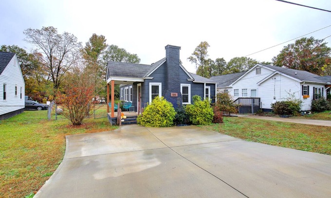 Parker House | Charming 2-bedroom house with WiFi, AC in amazing Greenville