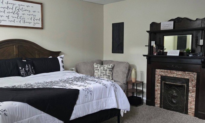 West Main Historic District House | Charming 2-bedroom house in lovely Louisville. Located near Churchill Downs/YUM.
