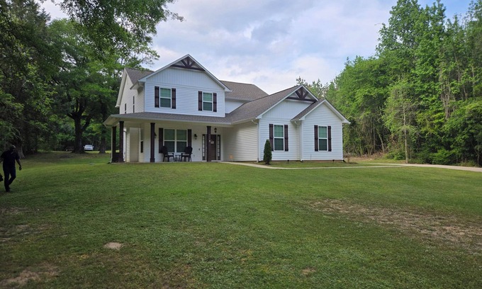 Moundville House | Charming 2-bedroom house in Pleasant Moundville with WiFi, AC