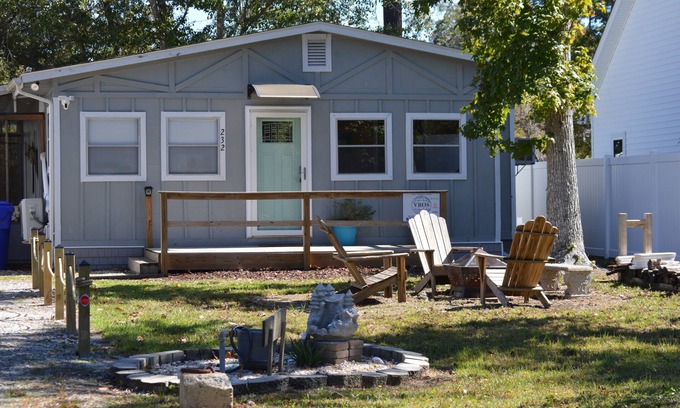 Tranquil Harbour House | Charming 2-bedroom House with screened in porch WiFi, AC in beautiful Oak Island