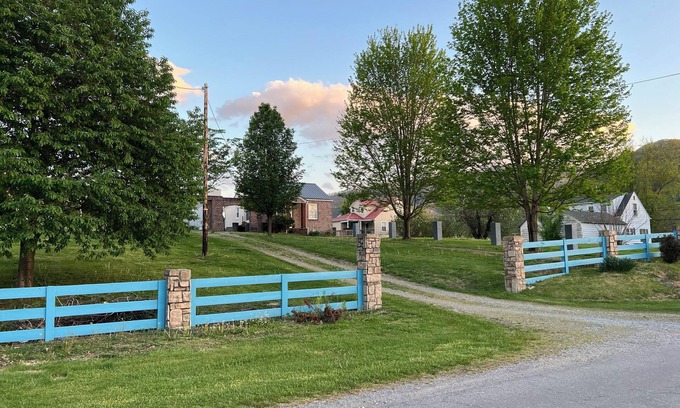 Rich Creek House | Charming 2-bedroom house with WiFi, AC in tranquil Rich Creek.