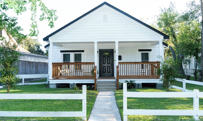 Texas City House | Charming 2-bedroom house located in Texas City