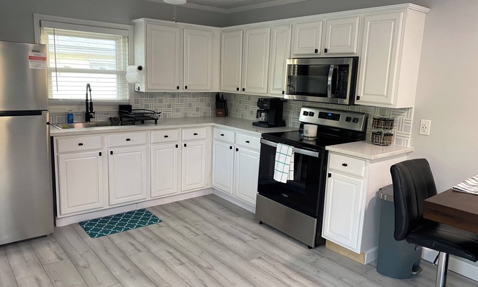 Rock Ridge House | Charming 2-bedroom house with dock,AC, and Wifi.Enjoy kayakingn2 min from beach,