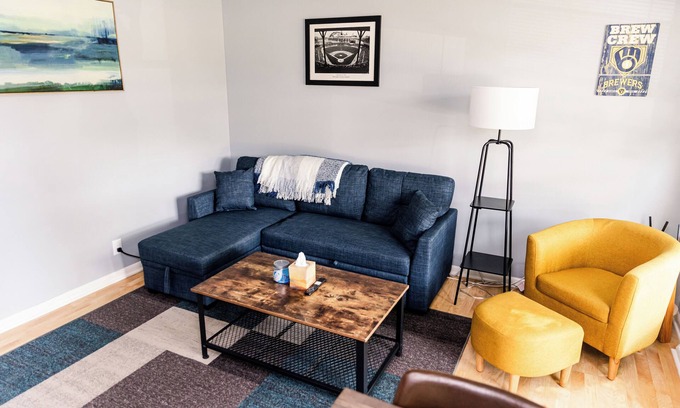 West Allis House | Charming 2-bedroom house with everything you need in the heart of West Allis