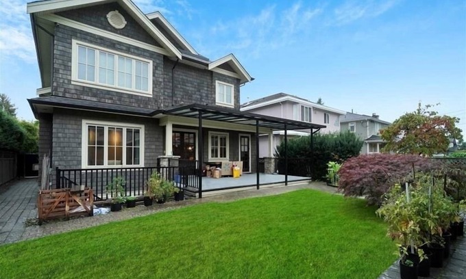 Kerrisdale House | Charming 2-bedroom house in lovely Vancouver with WiFi/sleeps 5