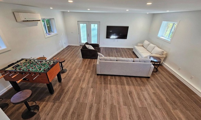 Ann Arbor House | Charming 2-bedroom house with AC, WiFi. Perfect for UofM Gameday