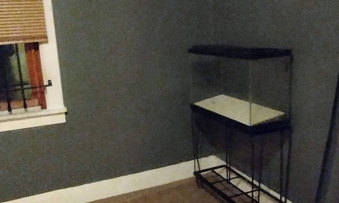 South Broadway House | Charming 2-bedroom house with AC, WiFi in awesome Cleveland