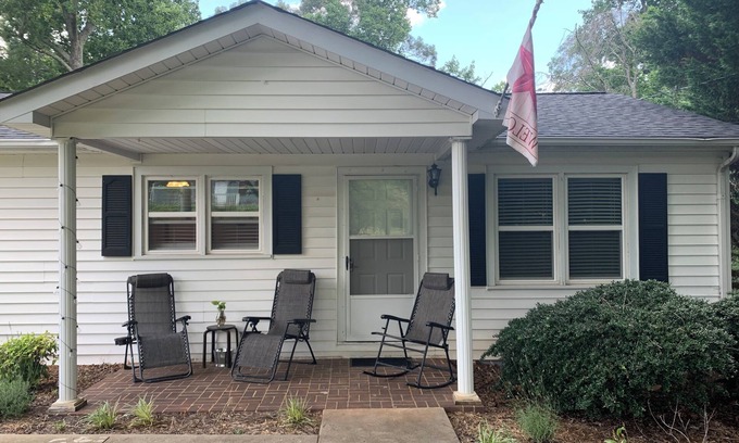 East Bend House | Charming 2-bedroom house with WiFi, AC in quaint and peaceful town of East Bend