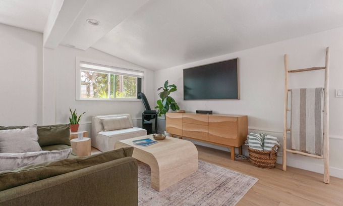 Encinitas House | Charming 2-bedroom house steps from Moonlight Beach & Encinitas Walkable