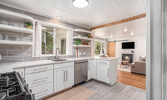 Fennville House | Charming 2-bedroom house with hot tub, 7mins to Saugatuck & beach
